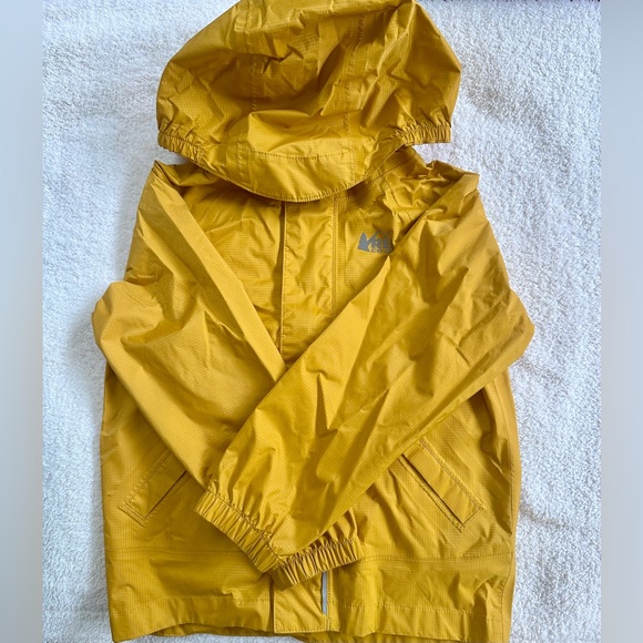 REI Kids 4T Mustard yellow Raincoat with reflective details barely used - Picture 2 of 5